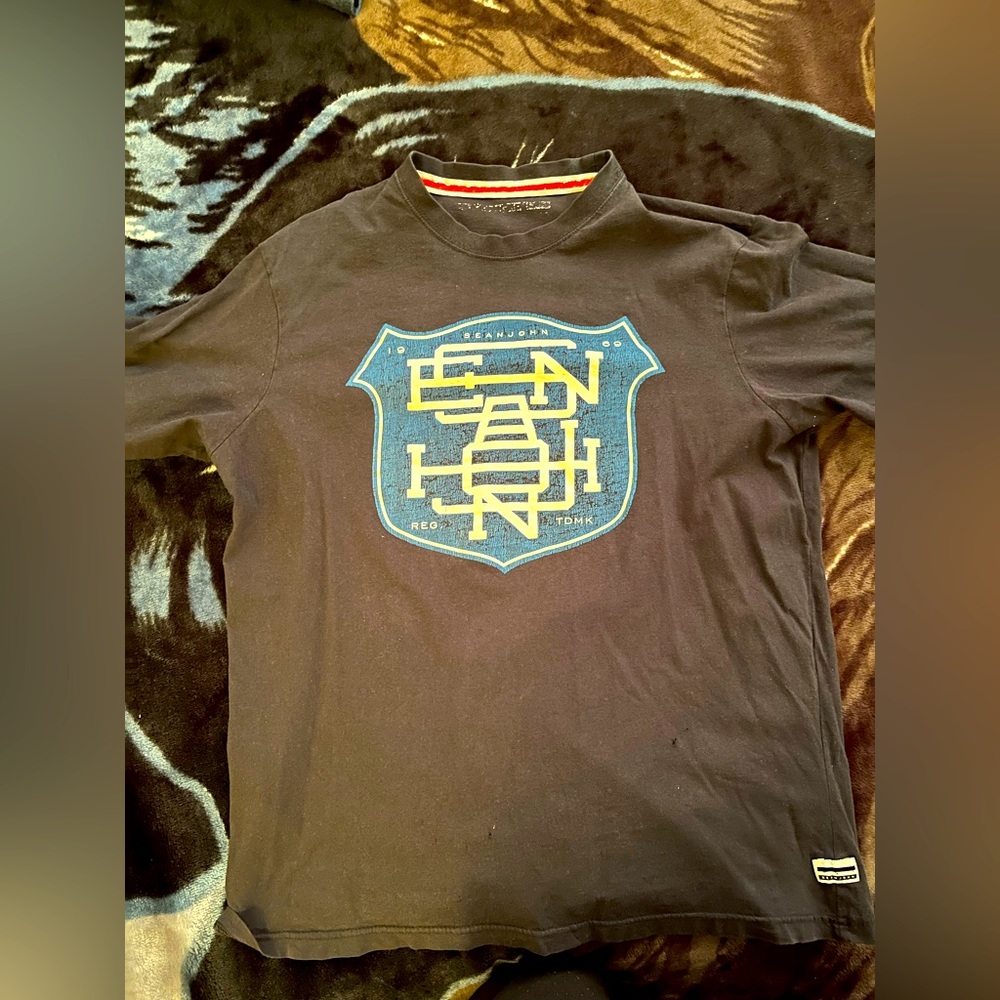 Mens Sean John t-shirt.